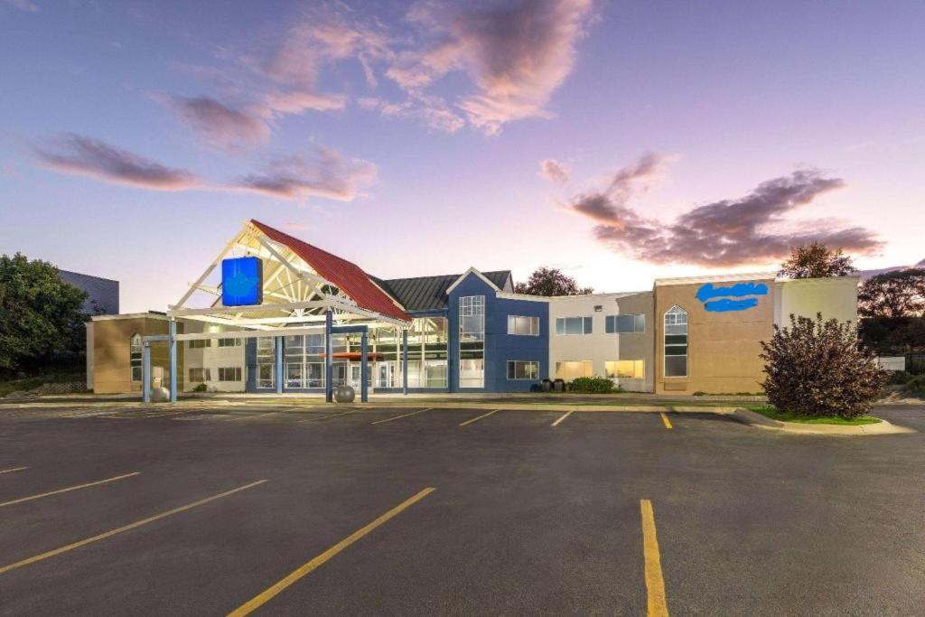 The Inn & Suites Omaha Near Zoo Extérieur photo