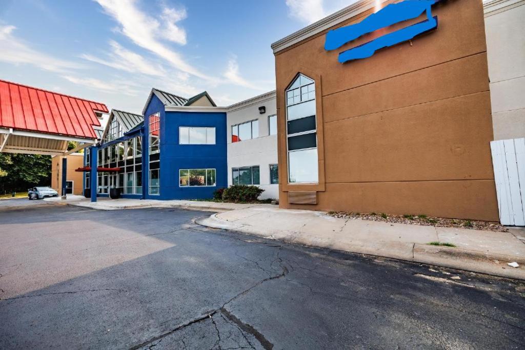 The Inn & Suites Omaha Near Zoo Extérieur photo